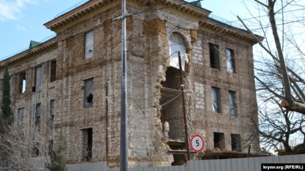 Частина стіни правого фасаду колишньої школи-інтернату, що обрушилася, по вул. Горпіщенка, 2, Севастополь. 21 лютого 2022 року