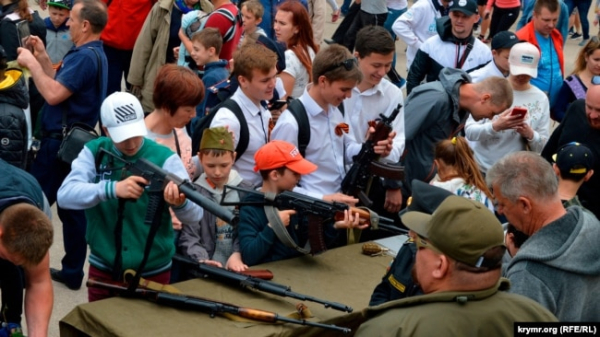 Севастопольські школярі на виставці зброї та озброєнь, травень 2019 року