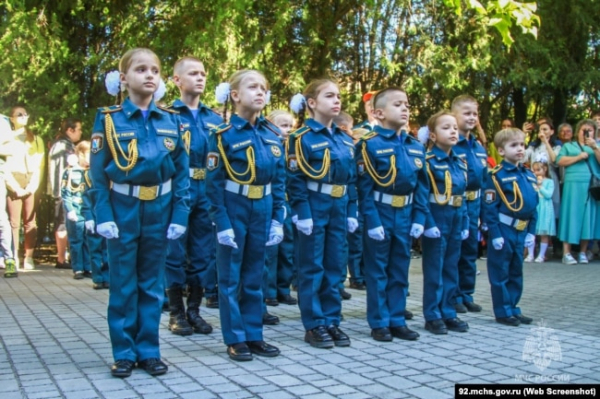 Школярі в Севастополі приносять клятву кадетів МНС Росії, жовтень 2023 року