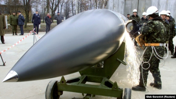 Українські робітники розрізають протикорабельну ракету повітряного базування Х-22 «Буря» біля села Озерне, 6 листопада 2002 року