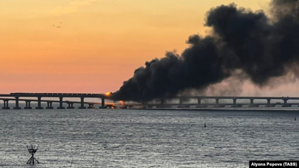 Пожежа на Керченському мосту на світанку в Керченській протоці. Україна, окупований Крим, 8 жовтня 2022 року