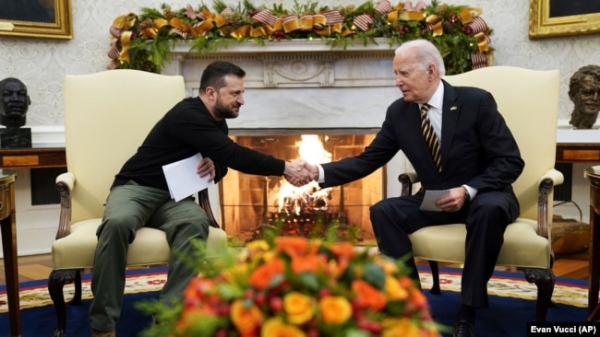 Президент України Володимир Зеленський (ліворуч) і президент США Джо Байден. Ввшингтон, 12 грудня 2023 року
